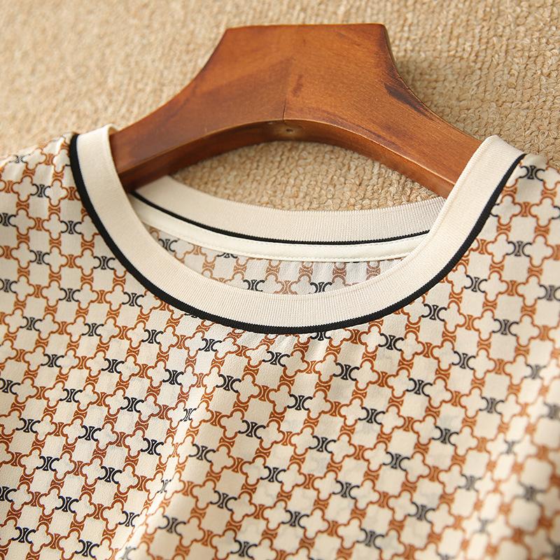 Узкая летняя женская футболка с короткими рукавами и принтом