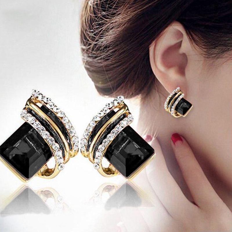 Серьги-гвоздики Huitan Modern Black Stone Gold Color для женщин, шикарные свадебные аксессуары, новые модные женские ювелирные изделия, прямая поставка