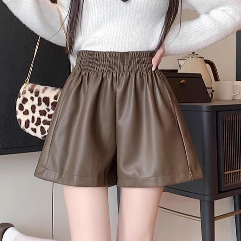 Женские коричневые кожаные шорты с высокой талией - осень/зима 2023 года, облегающий широкий силуэт, из искусственной кожи.