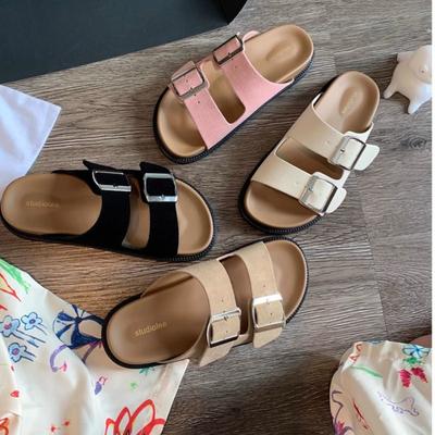 Женские тапочки с плоской подошвой, прямого покроя, квадратной пряжкой, на толстой подошве. Пляжная обувь