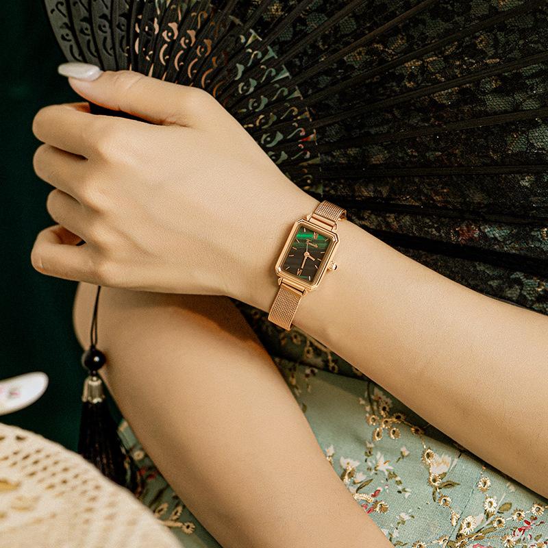 Маленькие квадратные часы Новые женские часы British Niche Retro Square Plate Malachite Texture Маленькие зеленые часы