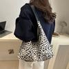 Fashionable and Trendy Large Capacity Commuting Tote Bag New Personalized Leopard Print Shoulder Bag Korean Style Niche Underarm Bag