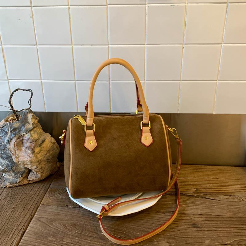 Высококлассная нишевая сумка женская повседневная сумка-бостон 2025 новая модная осенне-зимняя универсальная одноплечевая сумка-кроссбоди сумка-подушка