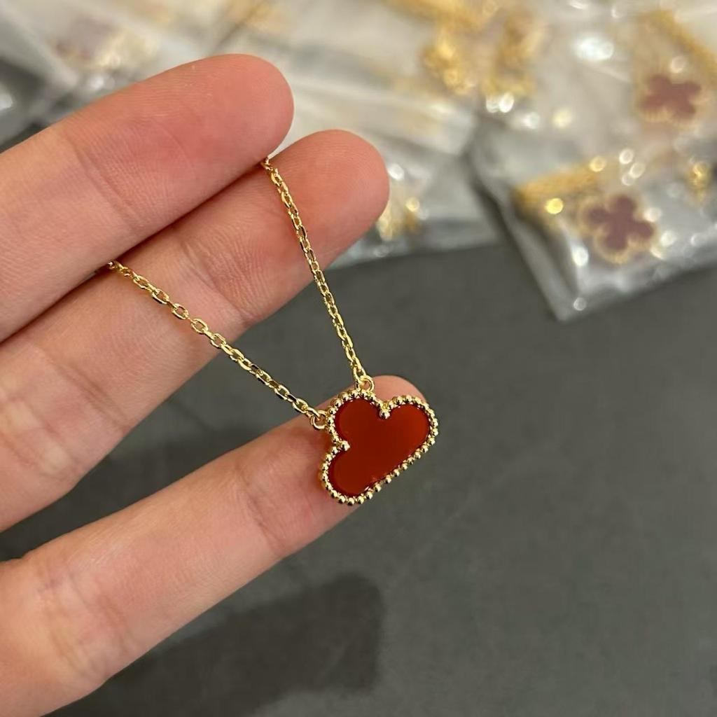 Ожерелье «Четырехлистный клевер» Van Cleef: Золотой кулон с дизайном в виде пяти цветков, с белым перламутром, красным агатом и бриллиантом для женщин.