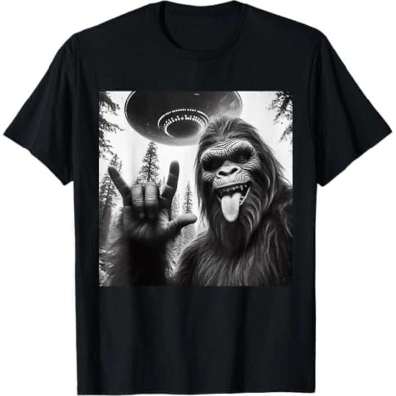 shortsleeve shirt Funny Sasquatch Bigfoot Rock On Selfie With UFO Alien T-Shirt