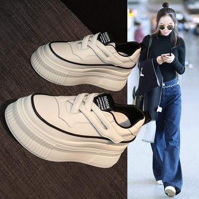 Студенческие маленькие белые туфли на платформе женские осень 2025 новые модные универсальные туфли-маффины с внутренней высотой, повседневные кеды, тренд
