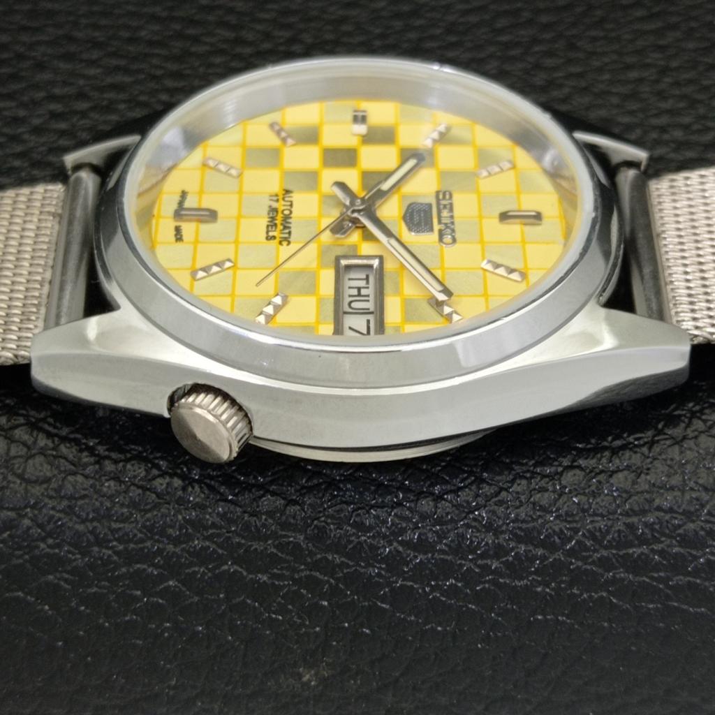 ЯПОНИЯ ВИНТАЖНЫЕ ВОССТАНОВЛЕННЫЕ МУЖСКИЕ АВТОМАТИЧЕСКИЕ ЧАСЫ SEIKO 5 С ЖЕЛТЫМ ЦИФЕРБЛАТОМ a440446-4