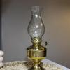 Масляная лампа из латуни в винтажном стиле с ручкой управления огнем — элегантное внутреннее освещение, керосиновый фонарь с регулируемым фитилем
