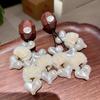 Серьги с жемчужным сердцем и пушистой кисточкой - Нежный геометрический дизайн для осени/зимы