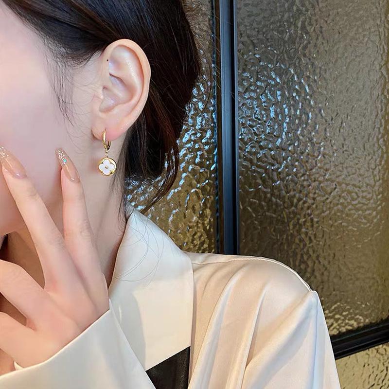 Трендовые серьги из титановой стали с четырьмя листами клевера 2022 года: Элитный дизайн класса люкс для женщин