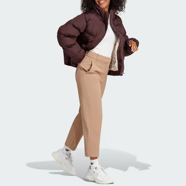 adidas Оригинальная короткая веганская пуховая куртка с однотонным логотипом и воротником-стойкой Женская верхняя одежда Шадоу-коричневый IJ8235