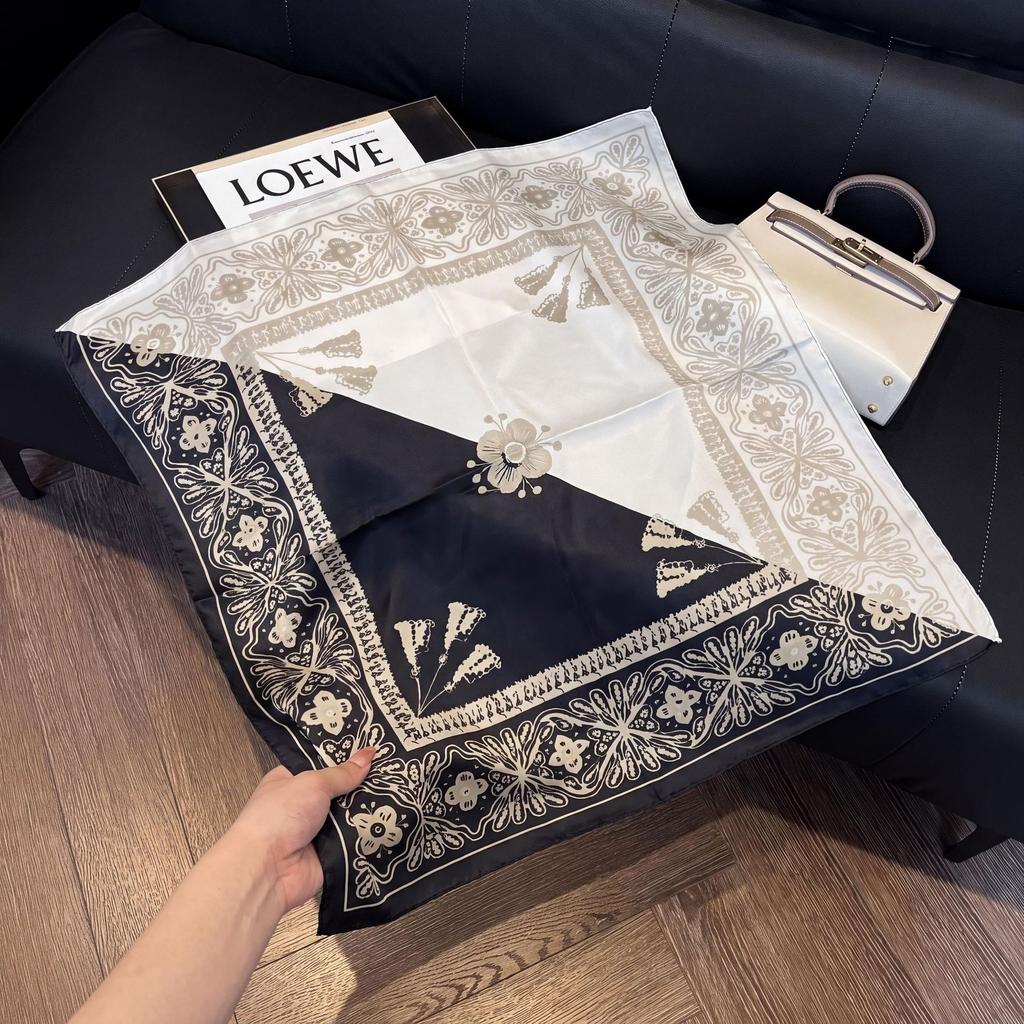Silky skin-friendly fabric, high-end silk scarf, foreign style fashion neck care scarf 71 small square scarf, mother scarf, small scarf.