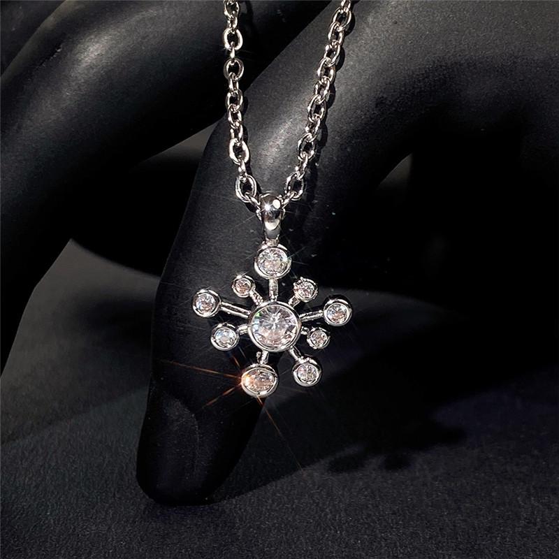 Новое изысканное ожерелье с подвеской для женщин, инкрустированное блестящим серебряным/золотым цветом, доступно для повседневной носки, необычные ожерелья, ювелирные изделия