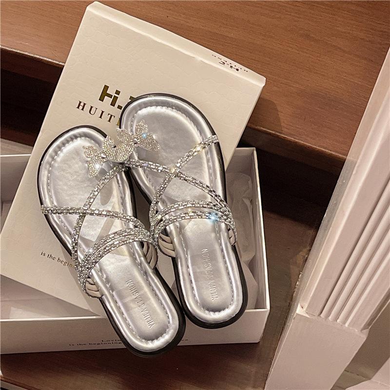 Красивые шлепанцы на плоской подошве для женской летней носки 2025 новые стразы-бабочки с юбками и двумя сандалиями.