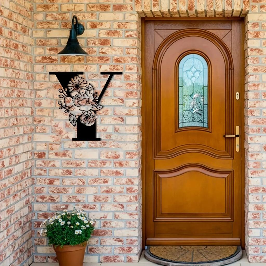 Потрясающая металлическая табличка с цветочными буквами-монограммами! Металлическое настенное искусство. Цветочный декор стен с заглавными буквами алфавита. Буквы для стен своими руками. Знак на заднем плане.