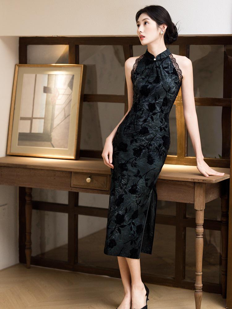 Slim Black Velvet Halterneck Cheongsam: 2025 Young Style Evening Dress