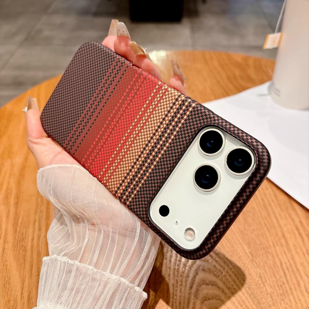 Новый узор из углеродного волокна Подходит для IPhone17promax Чехол для IPhone Магнитная адсорбция Беспроводная зарядка 16 Защита от падений