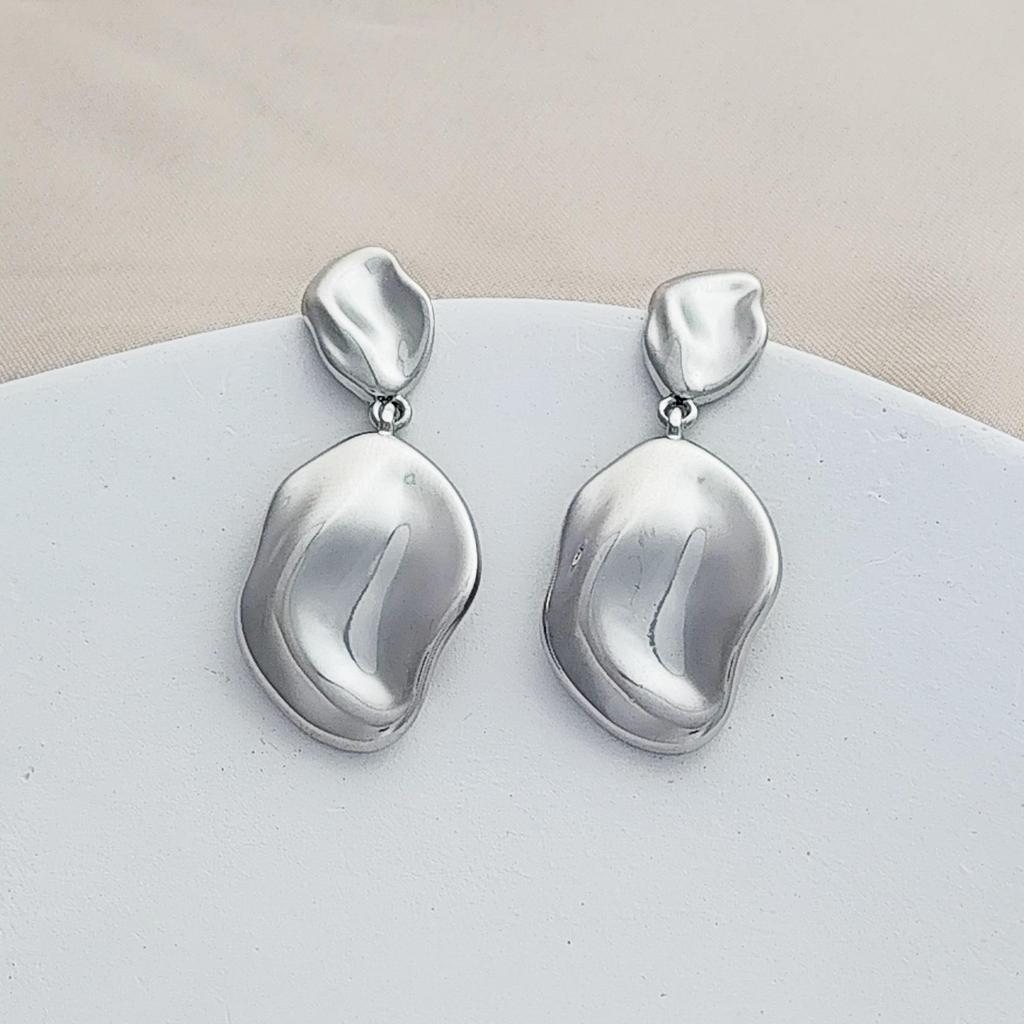 S925 Silver Needle Leaf-Shaped Earrings: Unique, Polished, Gold-Retaining Design for Women