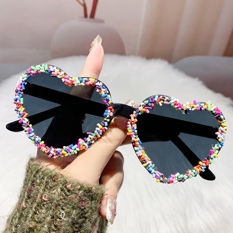 Новые солнцезащитные очки Love Personality Sticker Fashion Peach Heart Women Single Party Trending Beach Sunglasses