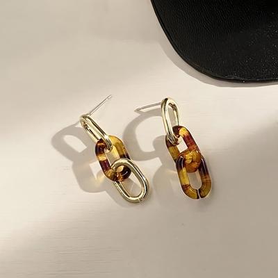 Женские серьги-гвоздики с неравномерным плетением янтарного цвета