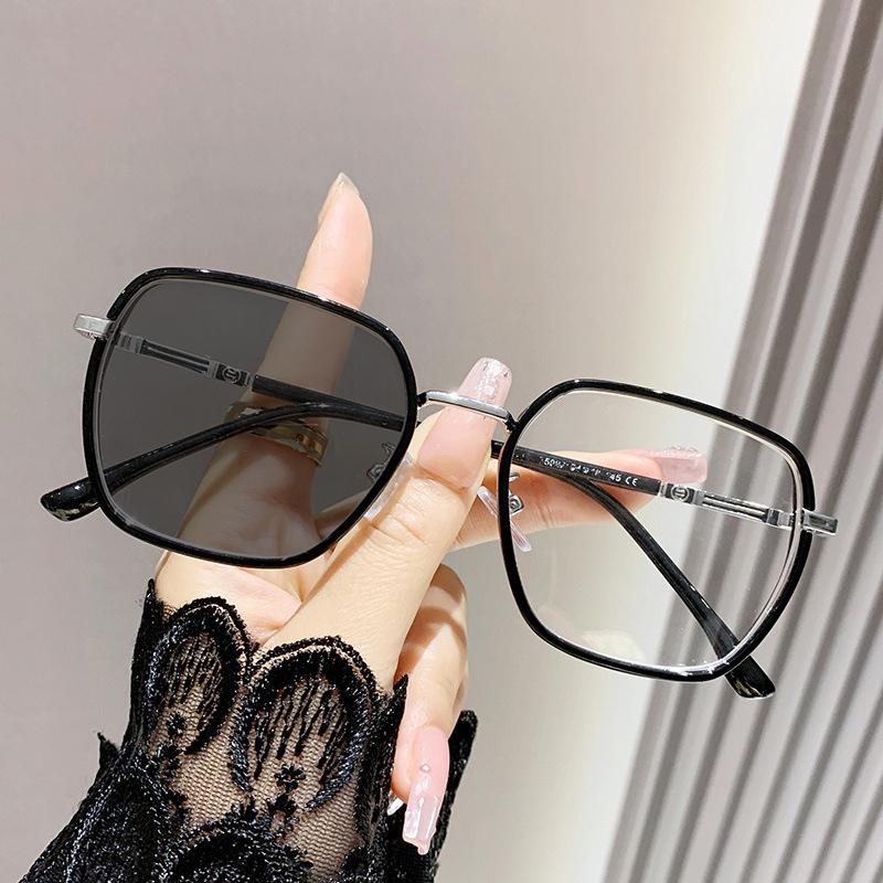 High-end Ultra-light Photosensitive Color-changing Myopia Glasses Large Frame Retro Style 75022