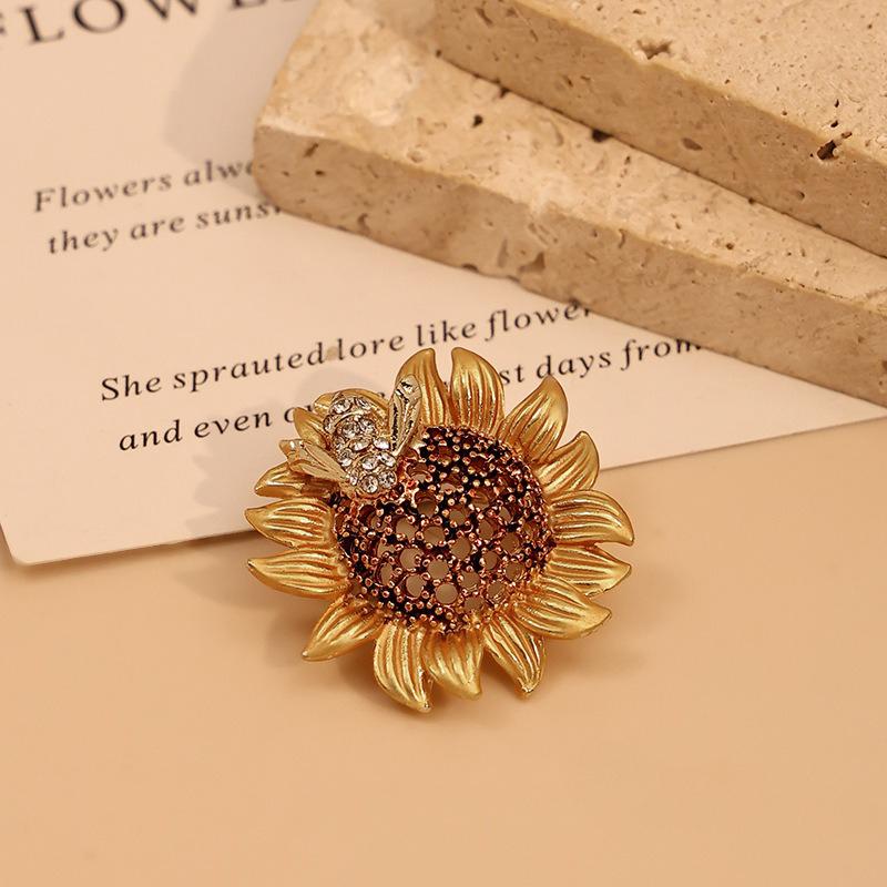 A Niche High-end Sunflower Bee Studded Diamond Brooch Adds a Romantic Atmosphere To The Design Lighting Up Sunny Outfits