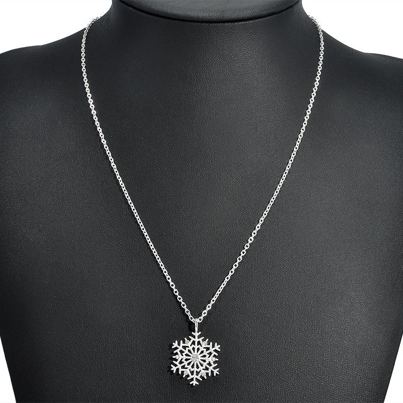 Japanese & Korean Snowflake Diamond Pendant Necklace - Simple, Elegant Clavicle Chain with Hollow Christmas Snowflake Design