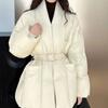 Женский пуховик свободного кроя, стройнящий фигуру, с теплым наполнителем из белого утиного пуха, приталенного силуэта