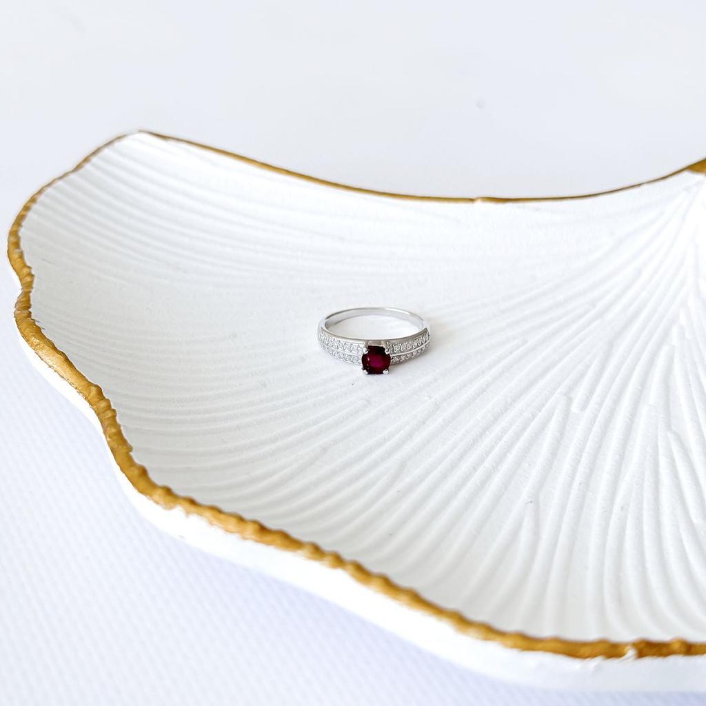 Серебряное кольцо с натуральным рубином 0.932ct, фианитами, вес изделия 2,64 гр (2165101)