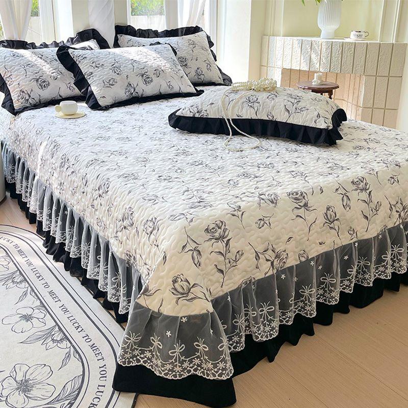 All-Season Quilted Cotton Bedspread Set with Lace Trim (Three-Piece, Thickened)