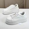 Кожаные модные трендовые крутые маленькие белые туфли на толстой подошве женские новые осенние туфли на платформе с круглым носком, повседневная модная обувь для скейтборда