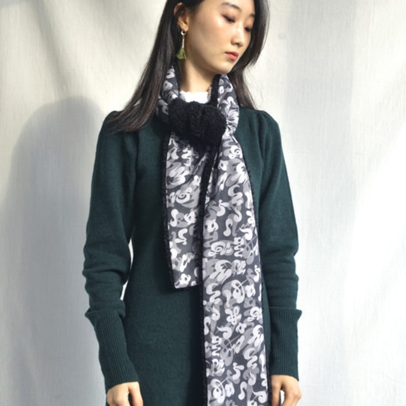 HAUT COLLECTION Хуюн Шарф Графический с буквами w1