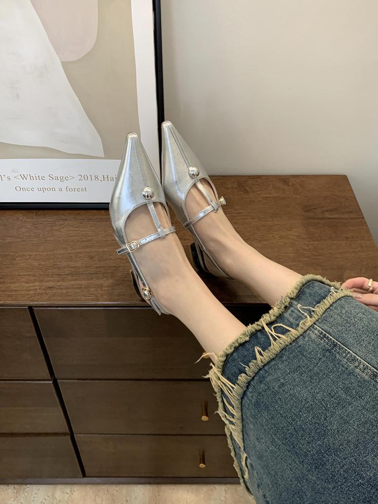 Модные женские босоножки с острым носком 2024 года, новые поступления, дизайн с заклепками, низкий каблук, ремешок сзади, черный, серебристый, белый, летние туфли для вечеринок, женские