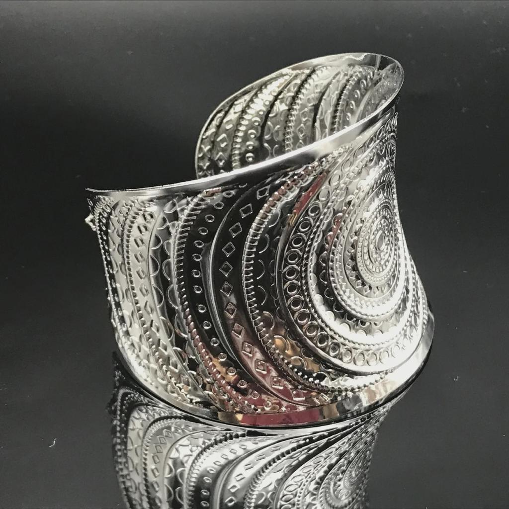 Ретро Серебряный Металлический Браслет С Гальваническим Покрытием Для Фотографий Модного Показа