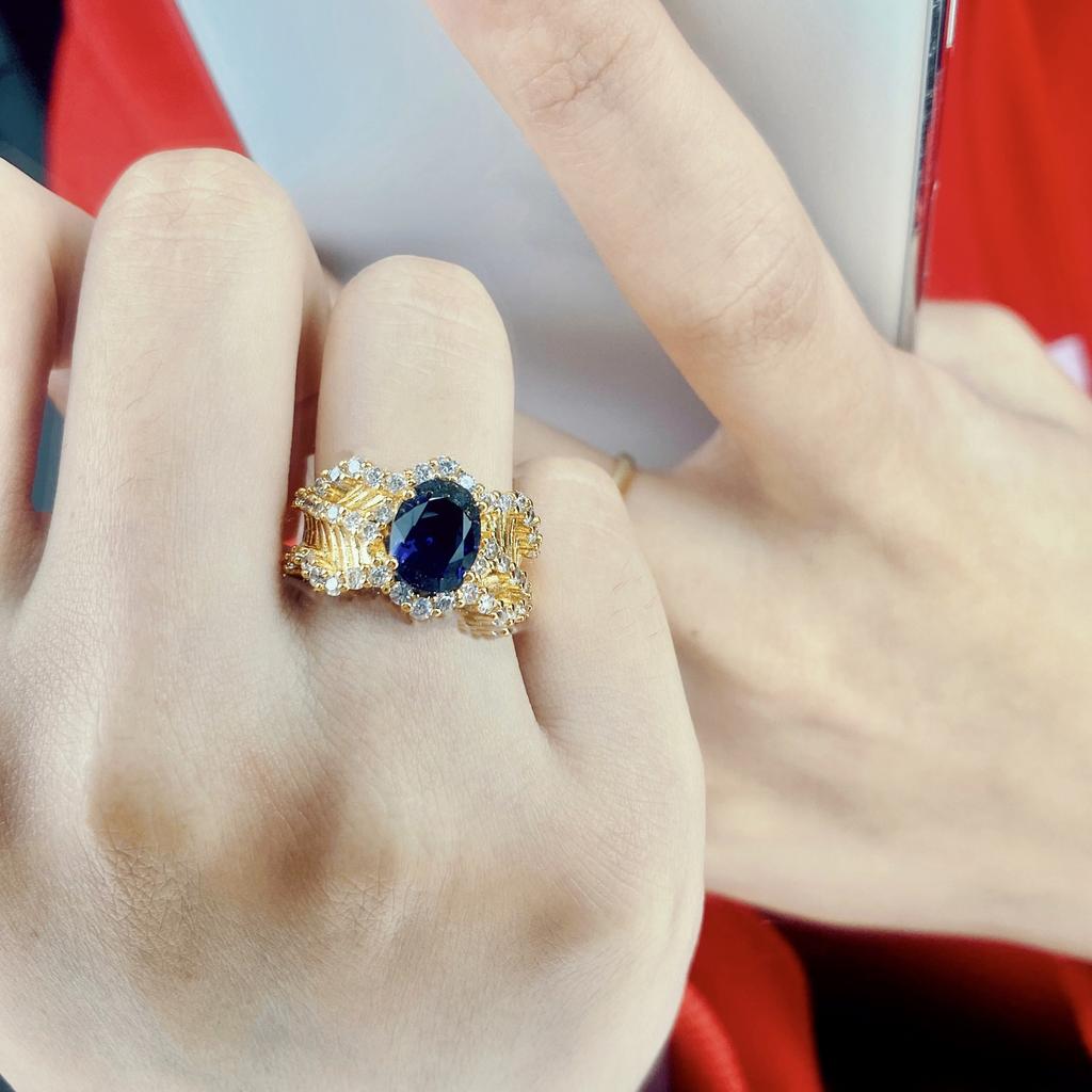 Новые водные волны окружают спокойное морское синее кольцо для женщин