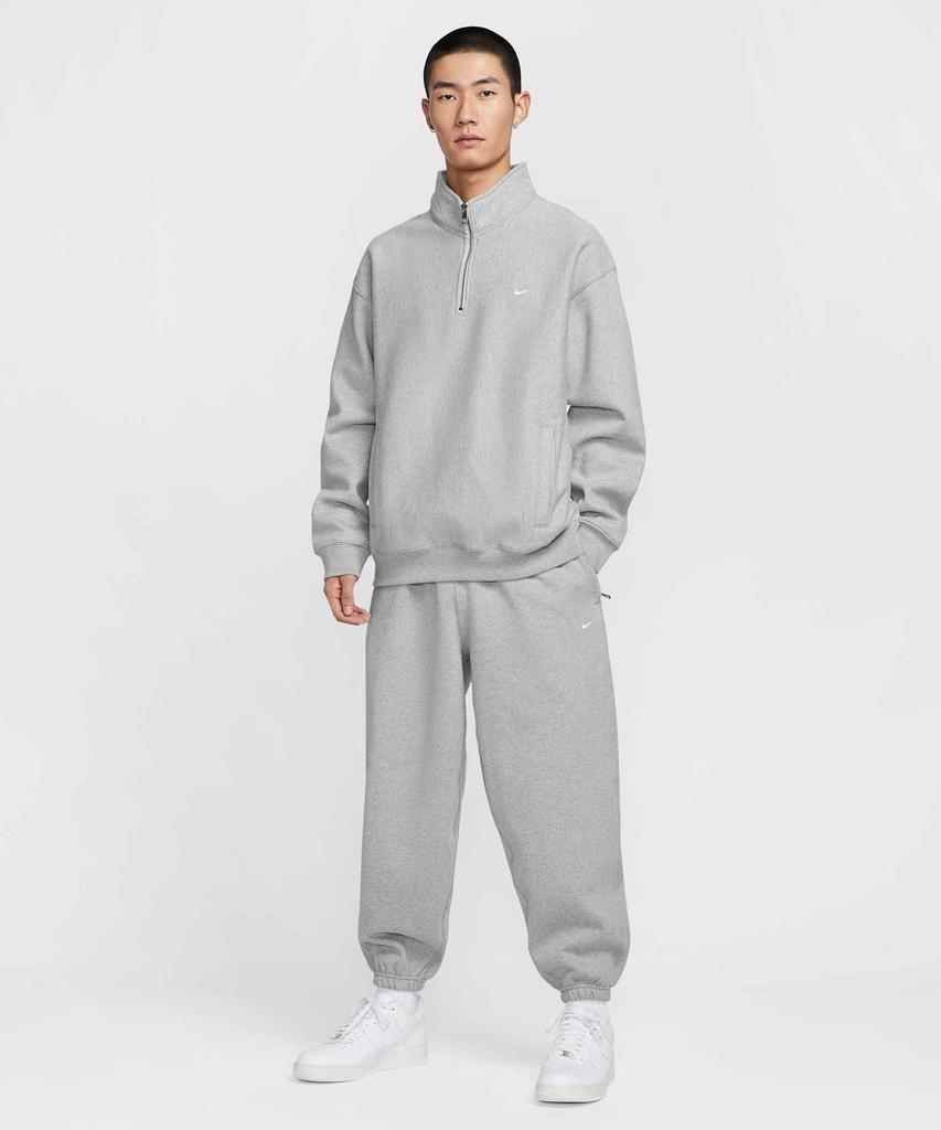 Nike Штаны с манжетами Solo Swoosh из флиса M - Темно-серый меланж:Светло-дымчатый серый:Белый / Hv1089-063