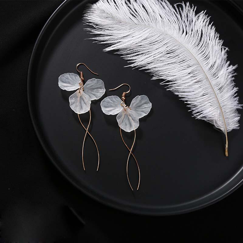 Нежные серьги-цветы из молочного акрила. В ассортименте несколько разных моделей