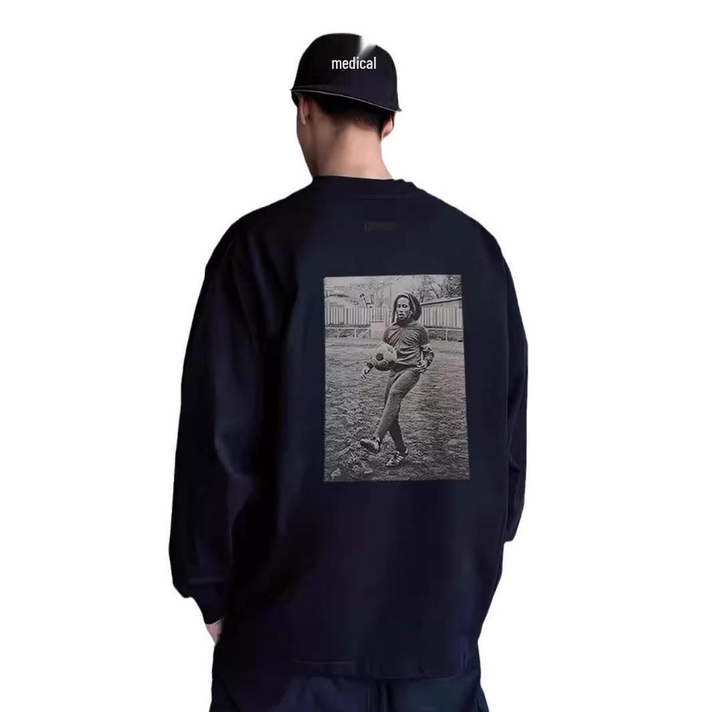 ESSENTIALS Футболка унисекс с длинным рукавом из хлопка с принтом футбольного мяча и тремя полосками