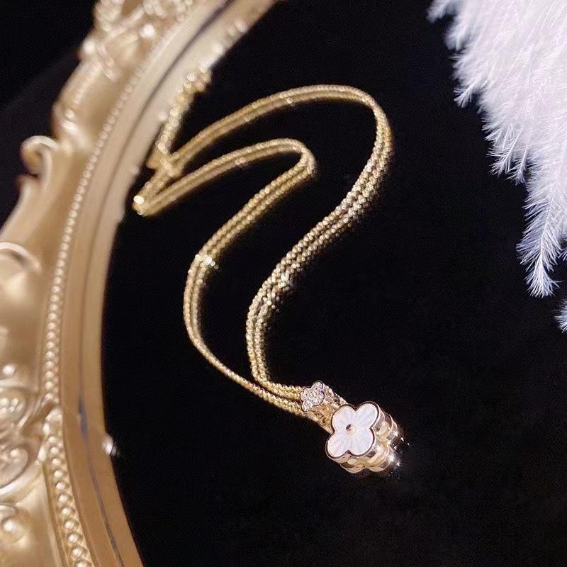 Ожерелье с четырехлистным клевером, новое перламутровое подвесное ожерелье, роскошное нишевое, для пожилых людей, нежное, милое, женское ожерелье