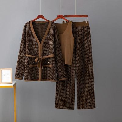 Женский европейский и американский жаккардовый модный комплект: Пальто-шаль, трикотаж с V-образным вырезом, брюки широкого кроя