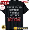 2025/Никогда не вставай между женщиной и ее Diet Coke Подарок Унисекс Футболка Унисекс Футболка