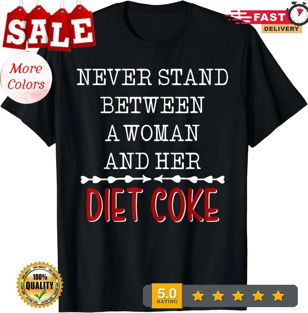 2025/Никогда не вставай между женщиной и ее Diet Coke Подарок Унисекс Футболка Унисекс Футболка