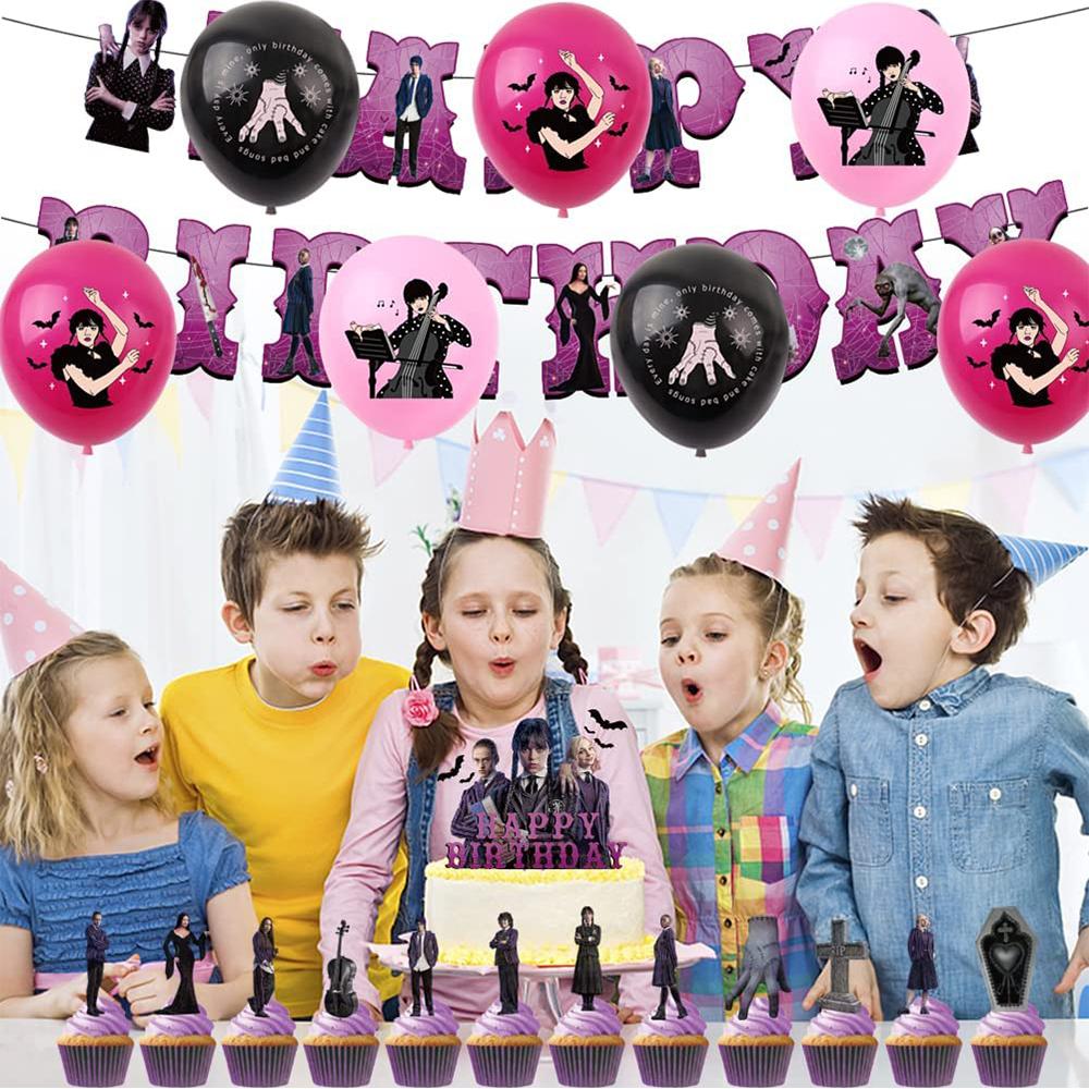 Украшения для вечеринки в честь дня рождения Уэнсдей Аддамс включают топпер для торта, баннер из воздушных шаров