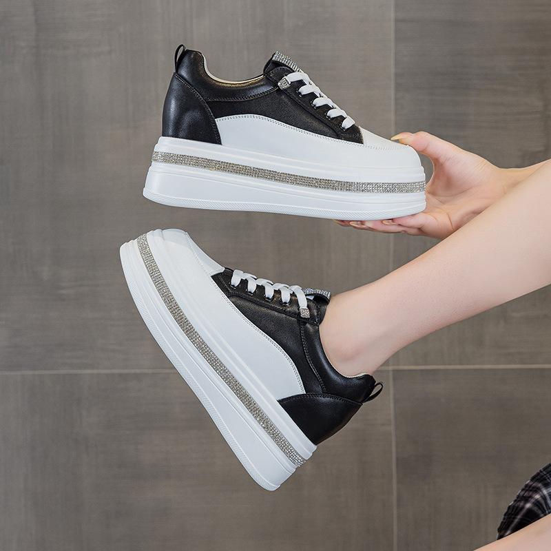 Женские белые кроссовки на платформе со стразами и эластичными шнурками - Натуральная кожа, Толстая подошва, Увеличение высоты на 7 см, Легкие и универсальные.