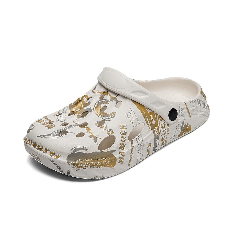 Пара больших тапочек, летние новые модные тенденции, дырявые туфли, одна нога, наступающая на дерьмо, садовые сандалии