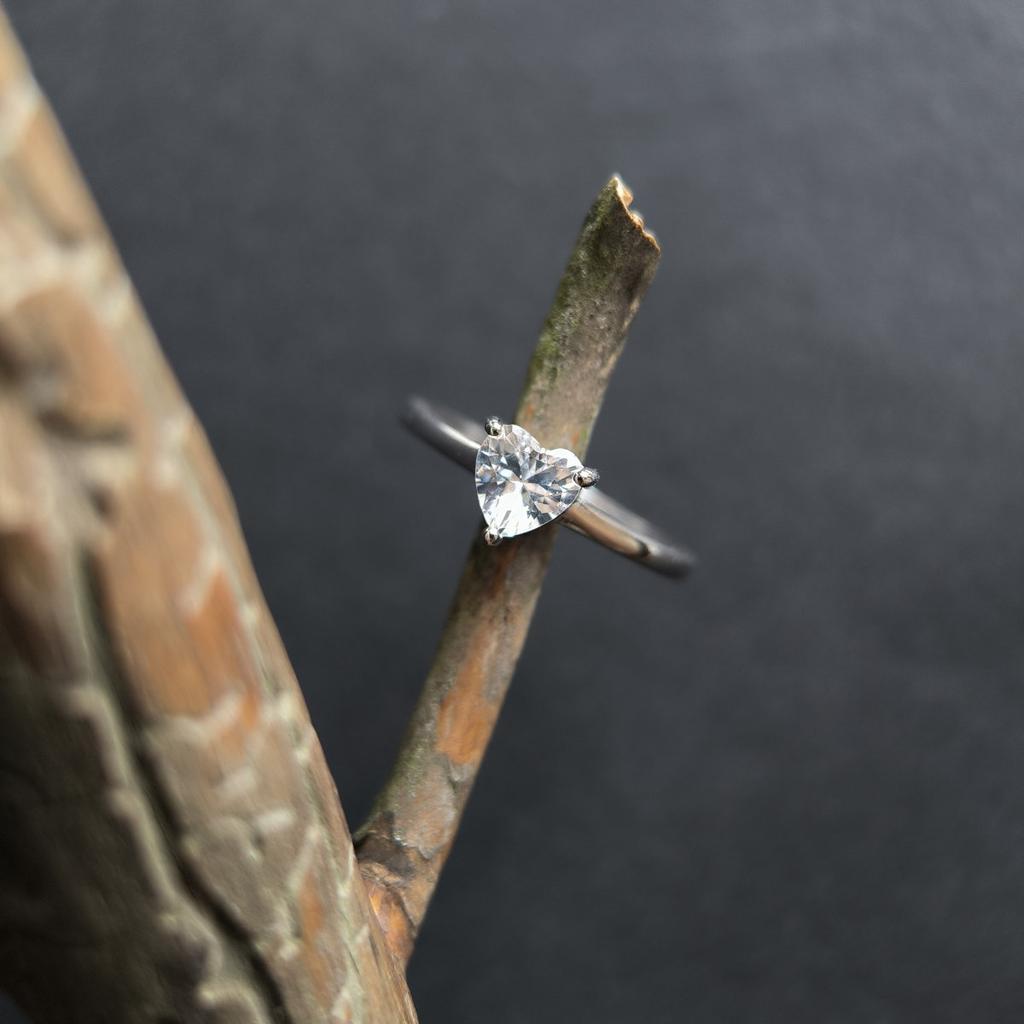 Серебряное кольцо с фианитами, вес изделия 1,93 гр (2207481)