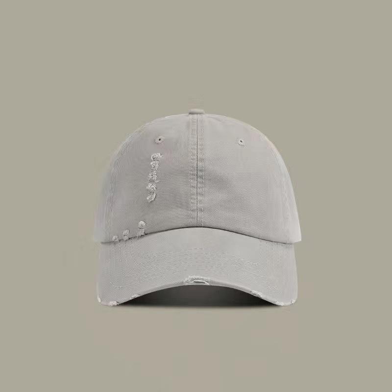 Бейсболка из хлопка в американском стиле с вышитыми буквами в минималистском стиле
