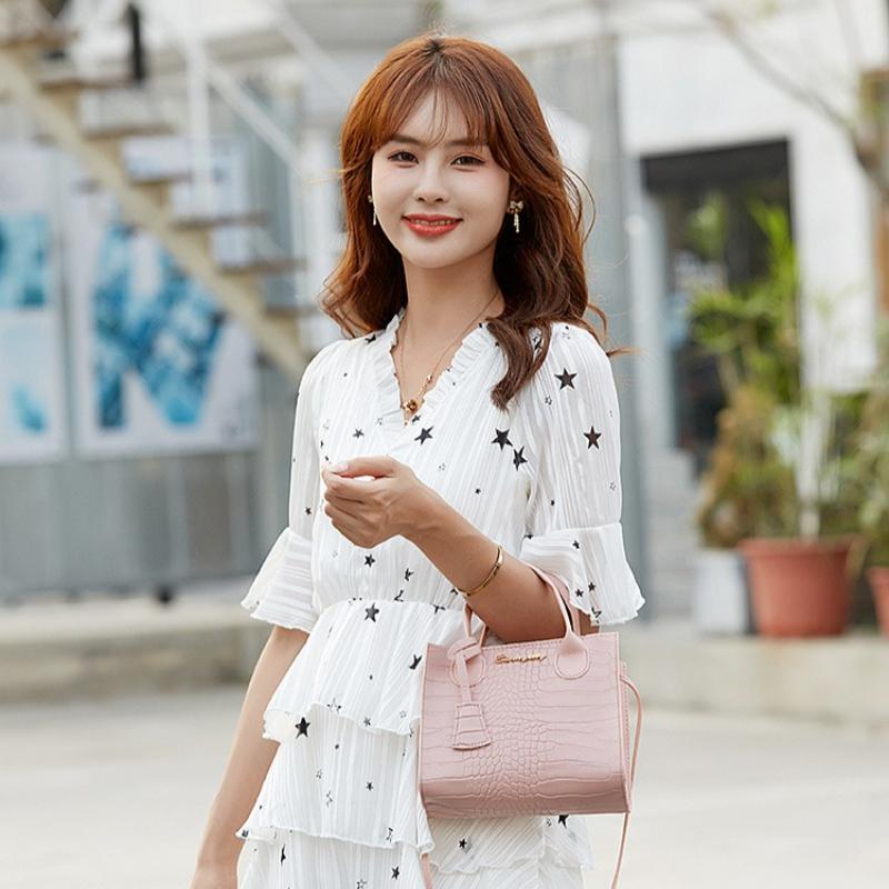 Женская сумка через плечо с крокодиловым узором и буквами корейского издания, с лейблом цвета конфет, с подвеской цвета платины