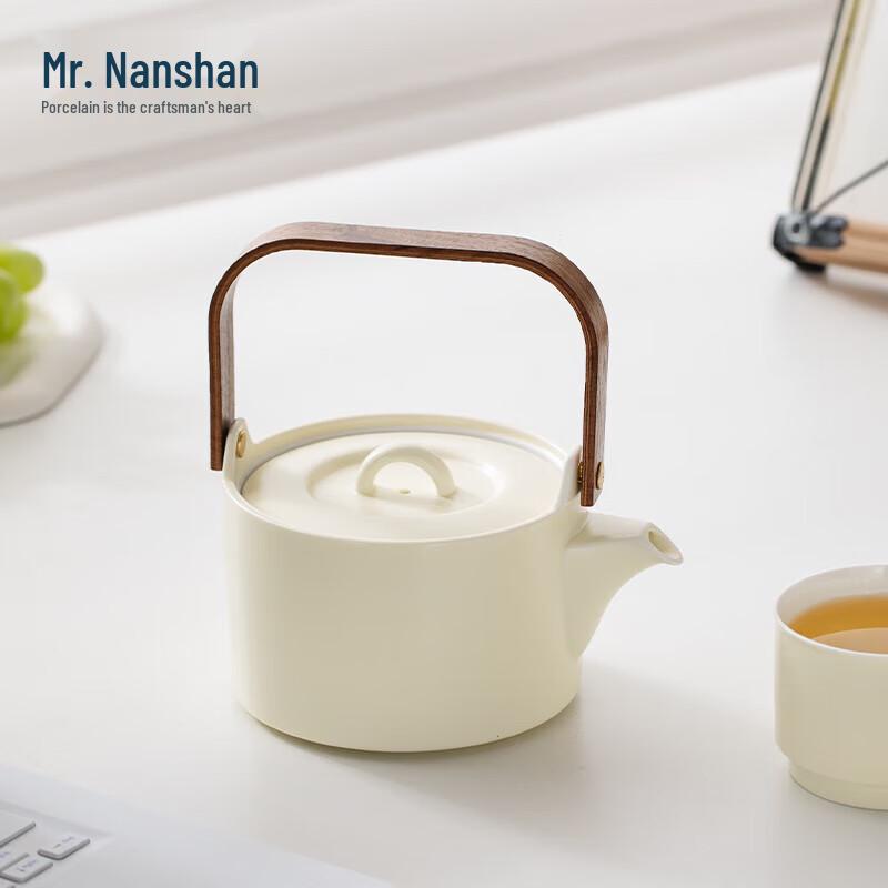 Наньшань г-н. Керамический чайник с узором "cloud dyeing" и подъемной ручкой из грецкого ореха