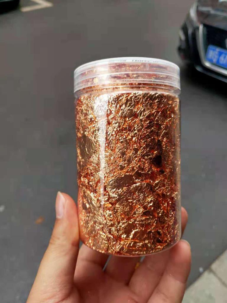 Фрагменты золотой, серебряной, медной и алюминиевой фольги для нейл-арта и декора